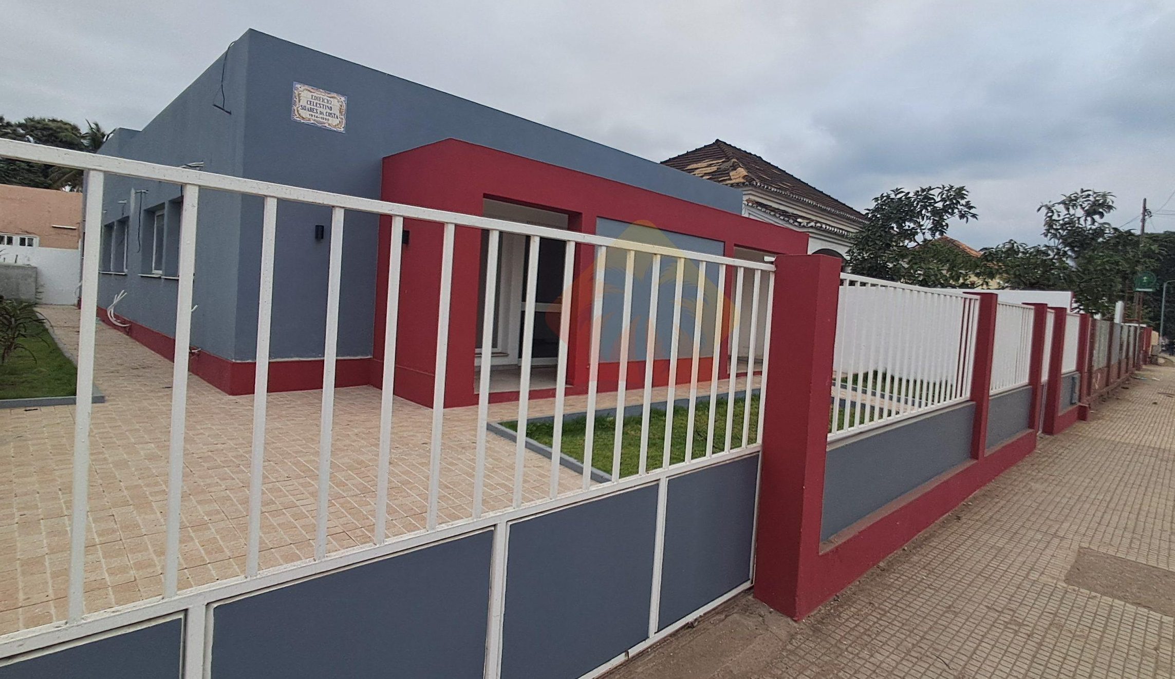 Edifício de Escritório Moderno em Ponta Mina