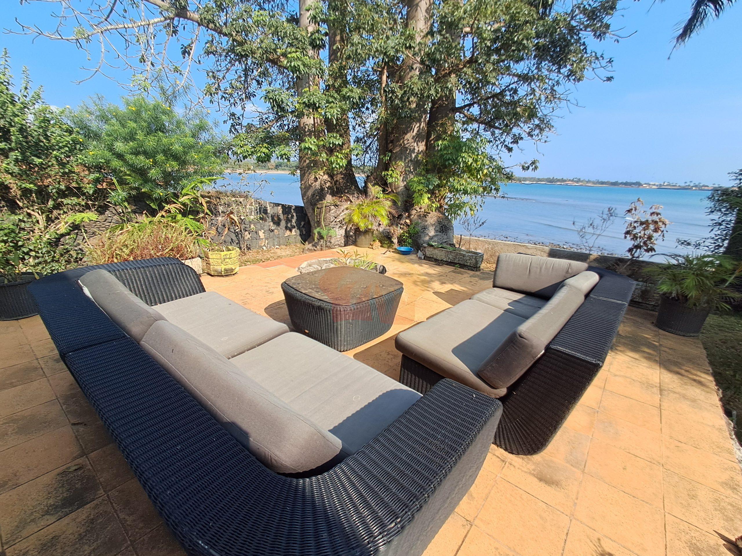 Chalé T2 à Beira-Mar na Passadeira: Luxo, Vista Panorâmica e Localização Imbatível
